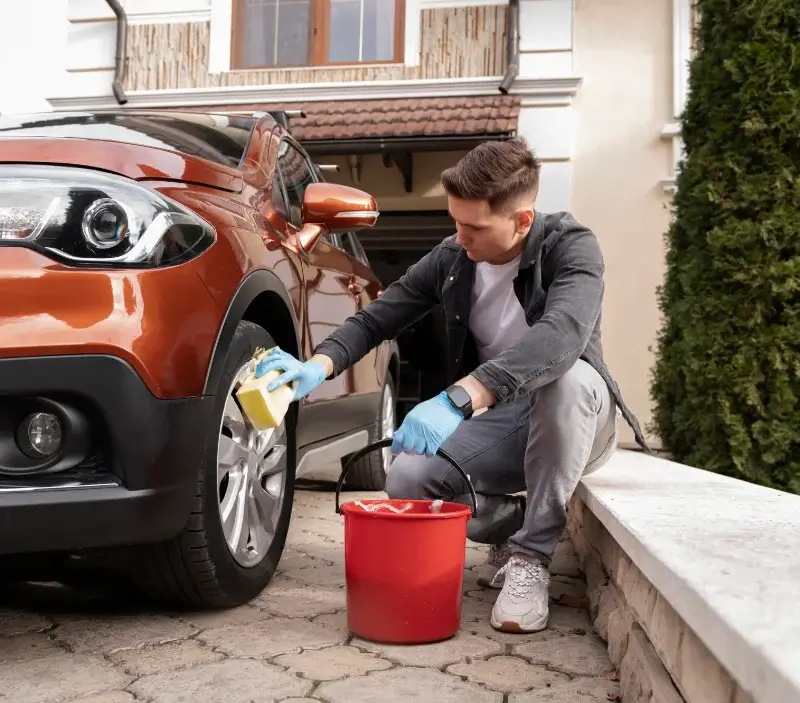 Lavage auto à domicile Collandres : professionnel intervenant sur un véhicule